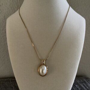 Avon imitation pearl and gold pendant necklace, 15 inches